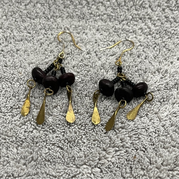 Wood and brass earrings in black and gold color. - Picture 4 of 4